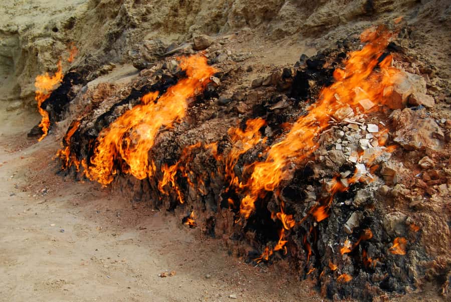 Baku: Burning Mountain & Zorastrian Temple Private Tour - Yanar Dag, the burning hill