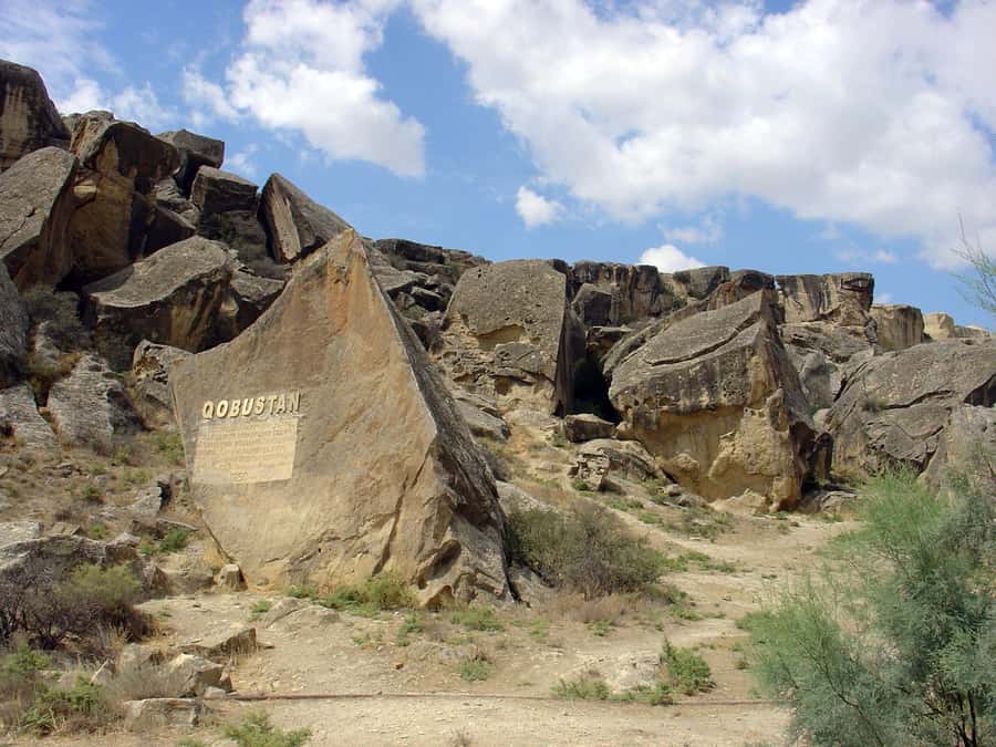 Baku: Gobustan, Mud Volcanoes, Fire Temple, & Yanar Dag Tour - Lunch and the shape of the day