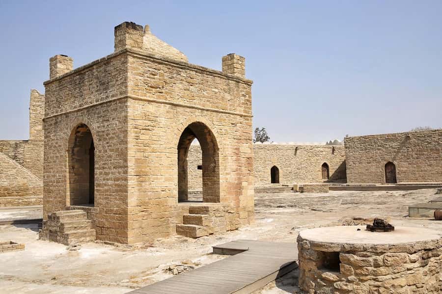 Baku: Gobustan, Volcanoes, Fire Temple and Yanardag Day Trip - Yanardag and the final flame