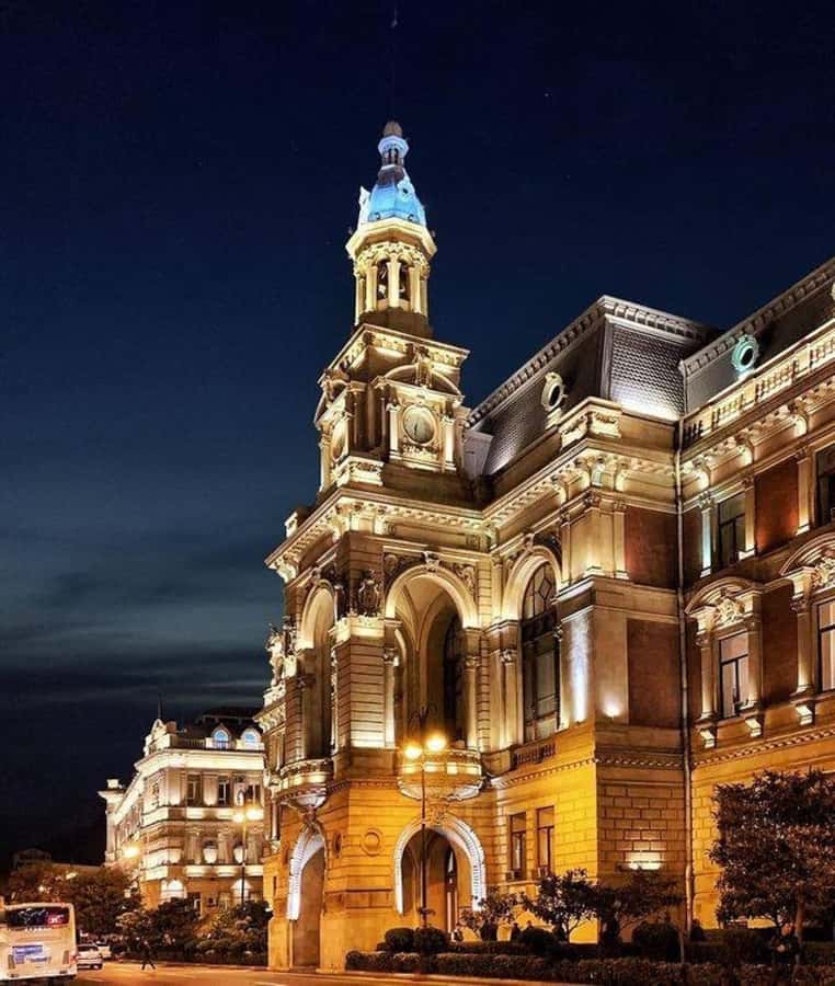 Baku Historical and modern tour in 2-3 hours+FREE Night tour - Maiden Tower and the question nobody can fully answer