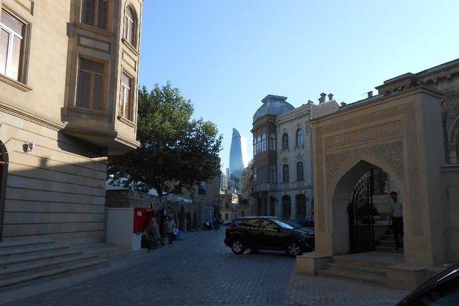 Baku Old City Tour - Vahid Monument and the Route Back