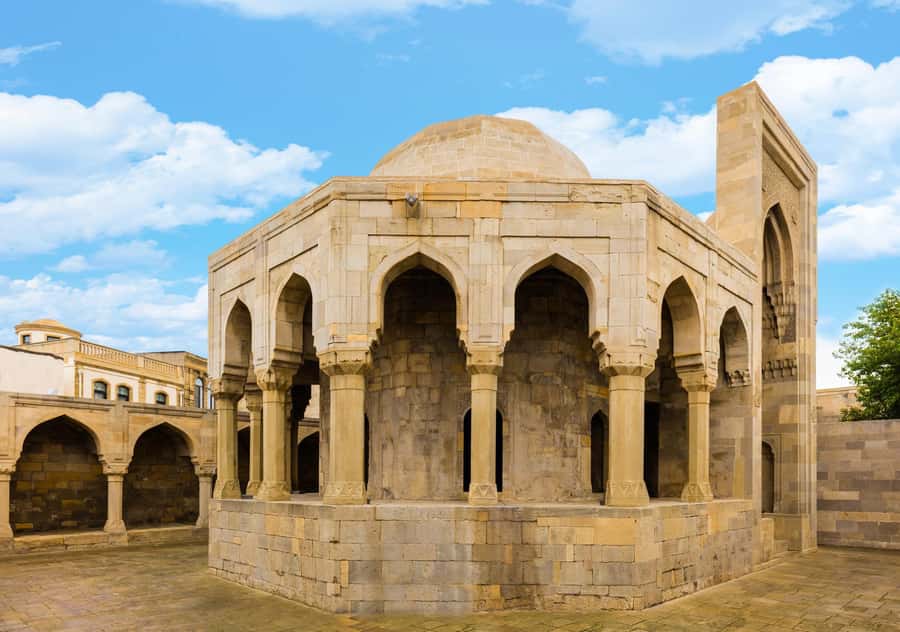Baku: The Best 5 Sightseeing Spots Gobustan + Old City Tour - The complimentary Old City walk is worth using