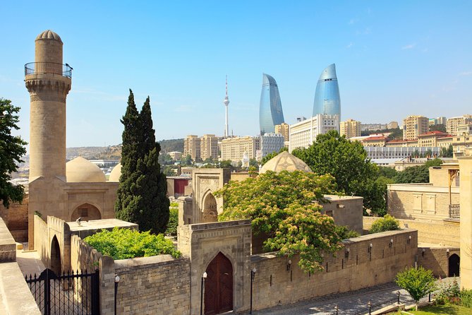 BAKU WALKING tour with the best STREET FOOD and DRINK tasting - The local food stop and the praised döner