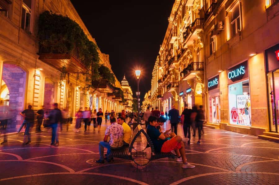 Become a Baku resident in a day - Carpet traditions and the Philharmonia Garden