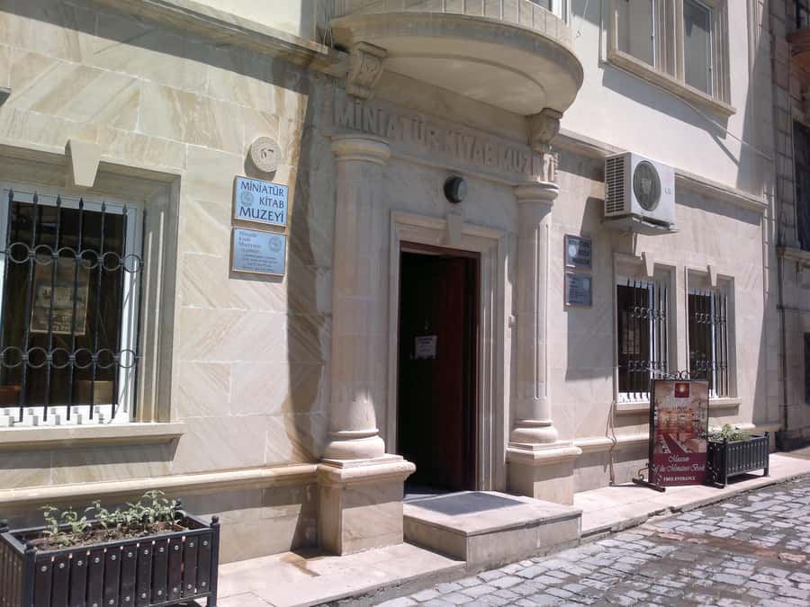 Best of Baku: 4-Hour City Tour Historic and Modern Landmarks - Caravanserais, cats, and small details