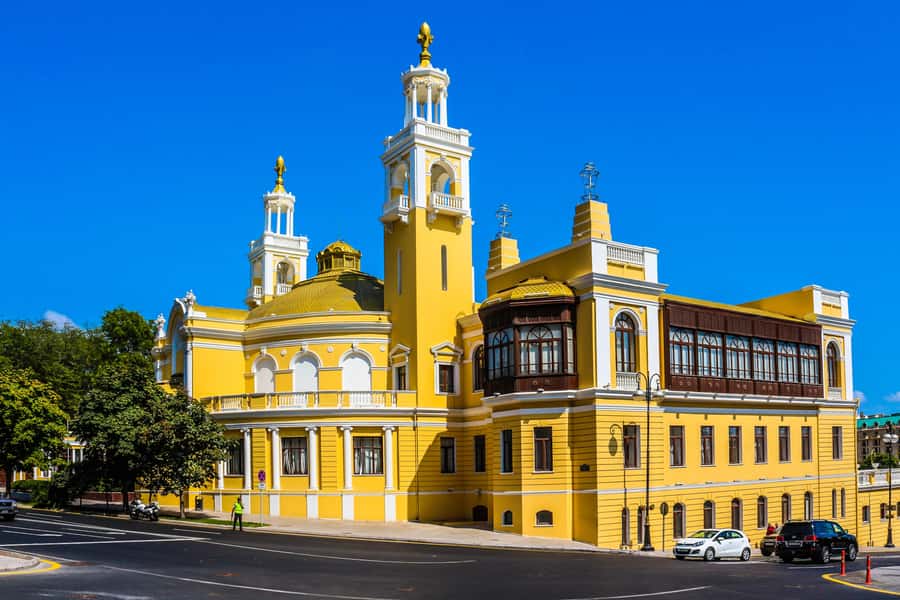 Best of Baku: 4-Hour City Tour Historic and Modern Landmarks - Guides, group size, and the human side