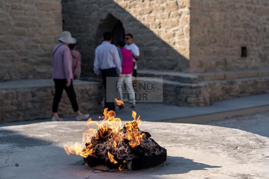 From Bakü: Sightseeing - Ateshgah - Yanardag - Gobustan - Guide, car, and the pace of the day