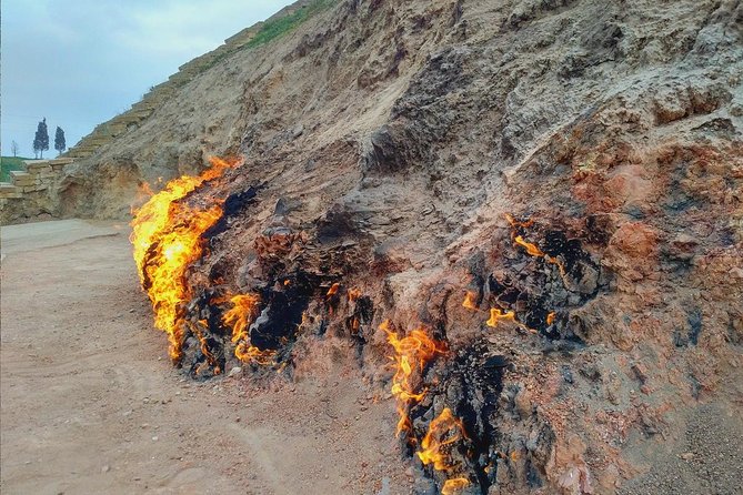 Gobustan, Mud Volcano, Burning Mountain and Fire Temple Tour - How the private vehicle changes the day