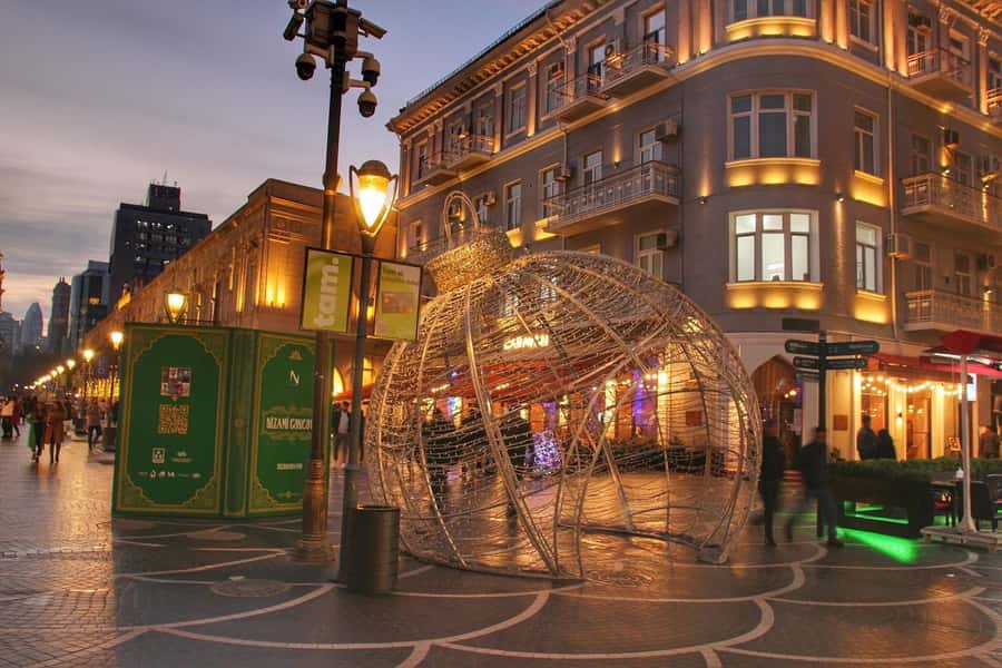 Incredible Baku Nights Panoramic Tour - Fountain Square and the city’s evening rhythm