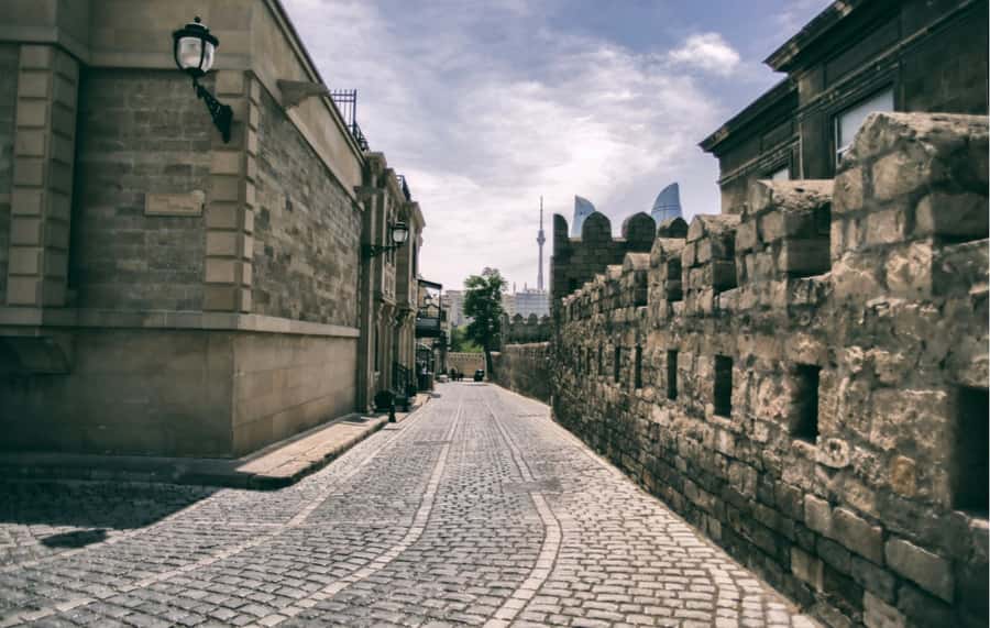 Old and Modern Baku City Tour - What the guide adds to the experience